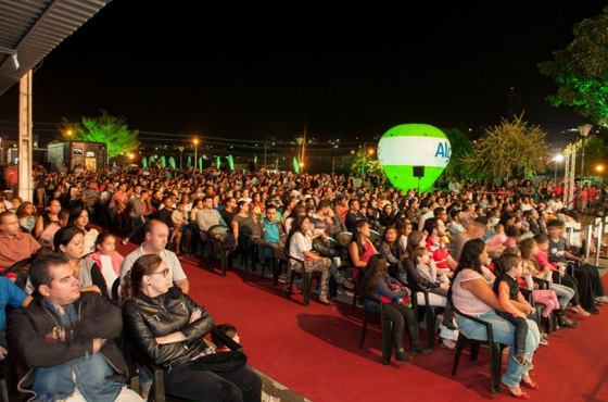Cine Família na Praça volta a Nova Serrana trazendo experiência de cinema a céu aberto